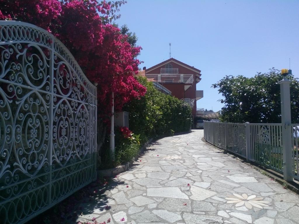 Agriturismo La Rocca San Bartolomeo Al Mare Buitenkant foto